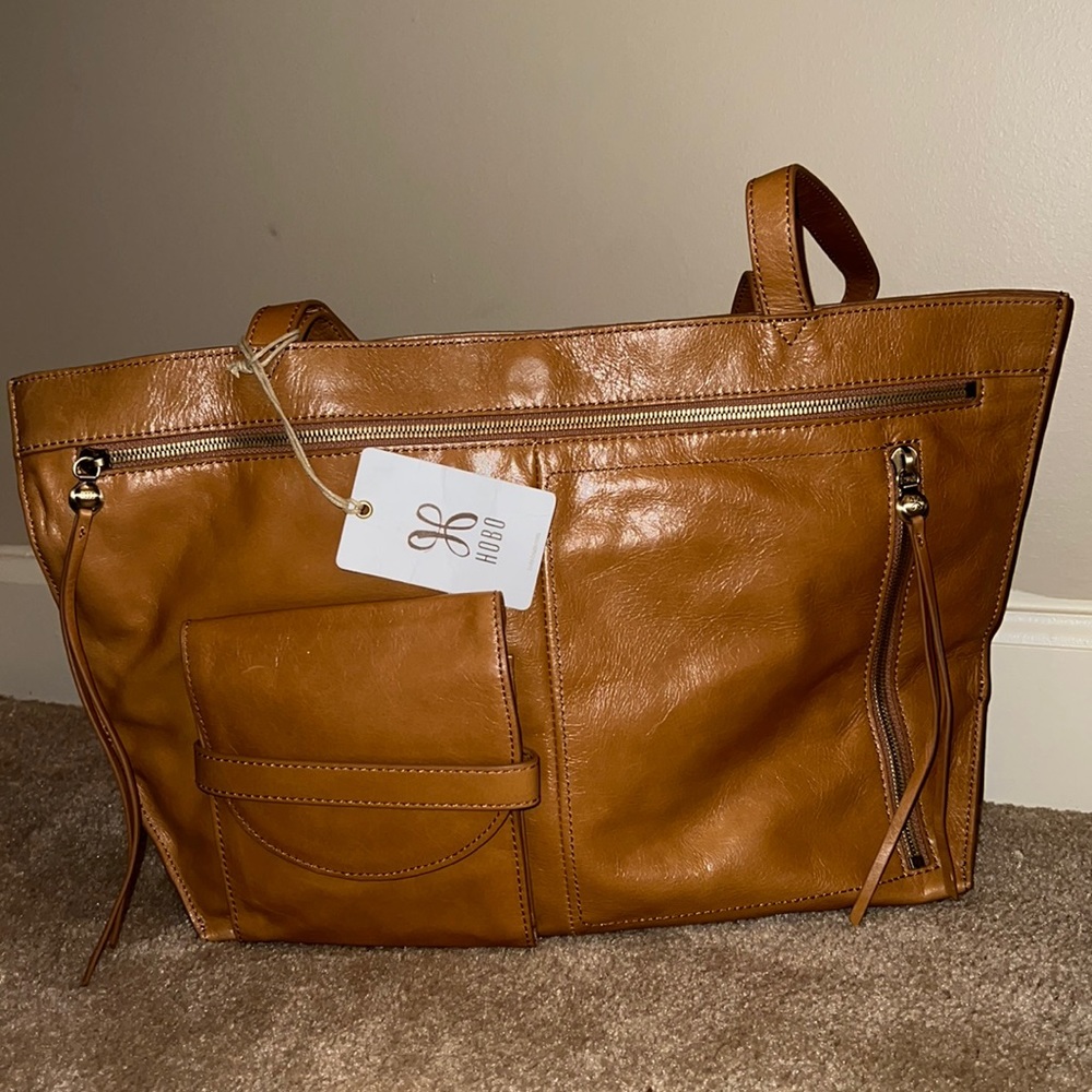 NWT Genuine leather HOBO purse, magnetic close with several pockets